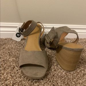 Universal Thread Wedges NWT Size 10